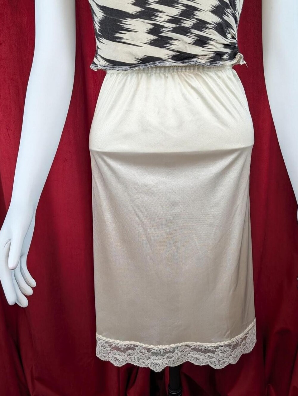 True Vintage 70's Sliperfection Cream White Floral Lace Scalloped Hem Trim Slip